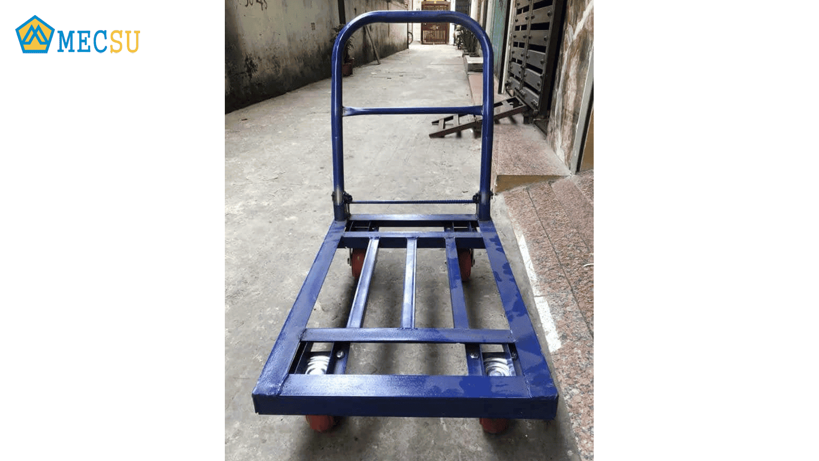 Xe đẩy hàng là công cụ hỗ trợ đắc lực trong việc bốc dỡ và luân chuyển hàng hóa